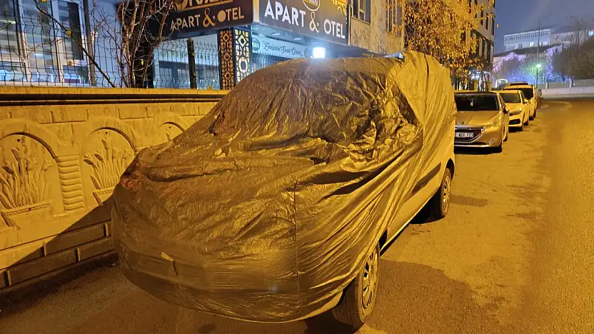 Ağrılı sürücüler araçlarını buzlanmaya karşı örtmeye başladı