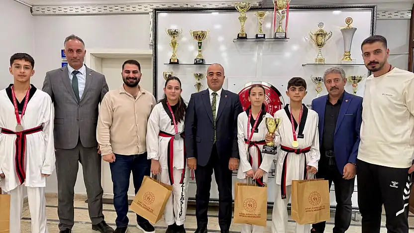 Ağrılı tekvandocular Palandöken'de kürsüye çıktı