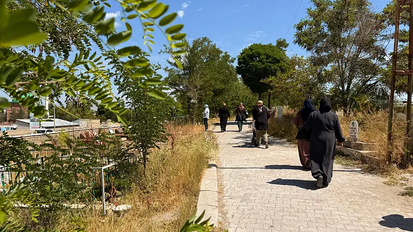 Ağrılı vatandaşlar her Cuma mezarlık ziyaretlerini sürdürüyor