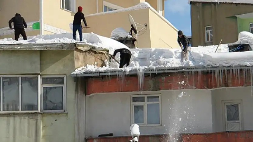 Ağrılıları yakından ilgilendiren olay! çatısını temizlemeyen apartman 40 milyon TL ceza ödeyecek