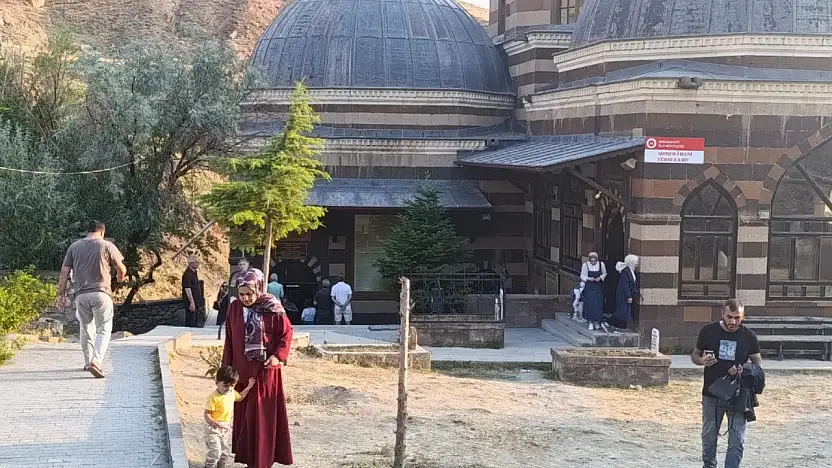 Ahmed-i Hani Türbesi kültürel mirasıyla ilgi odağı olmaya devam ediyor