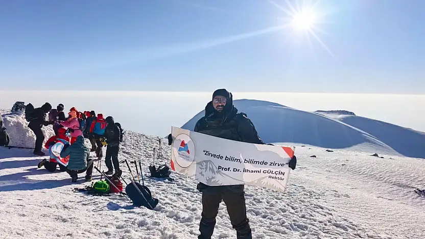 AİÇÜ yeni mottosunu Ağrı Dağı'nın zirvesinden duyurdu