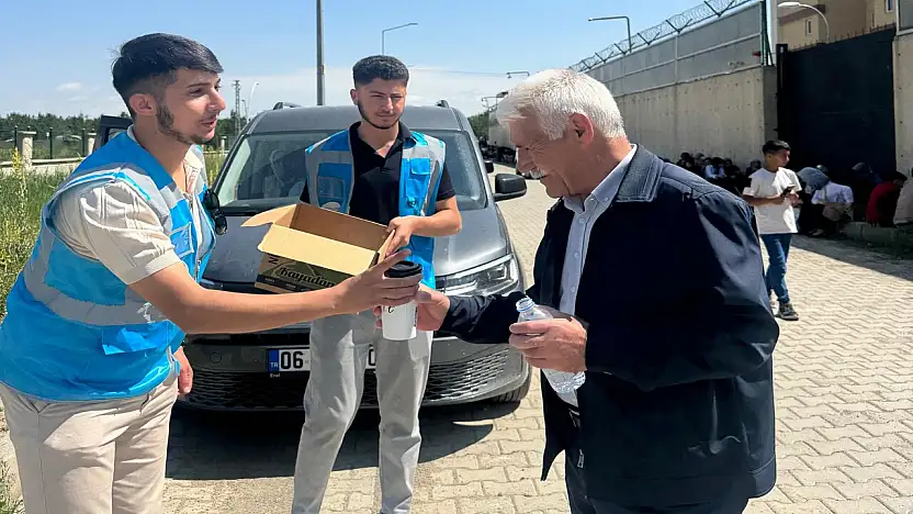 AK Parti Ağrı Gençlik Kolları'ndan sınav ve babalar günü jesti