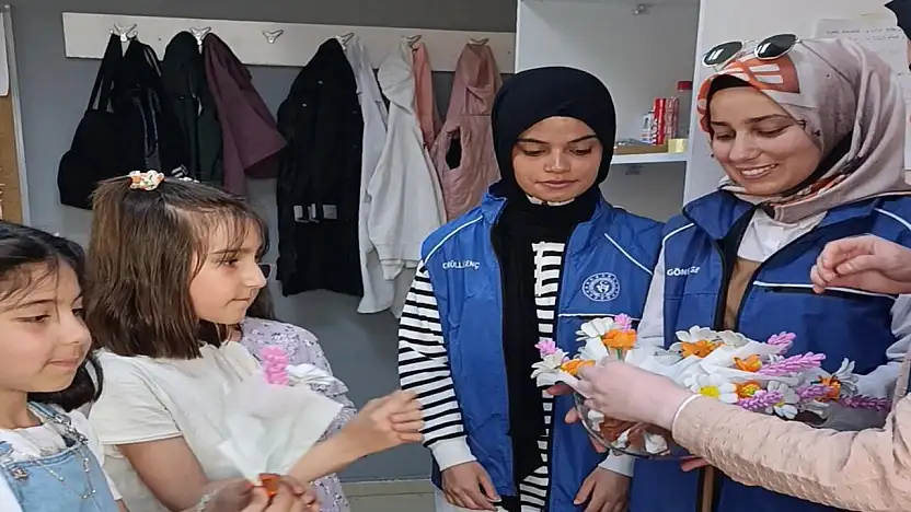 Anneler, Doğubayazıt Gençlik Merkezi'nde elde yapılan çiçeklerle karşılandı