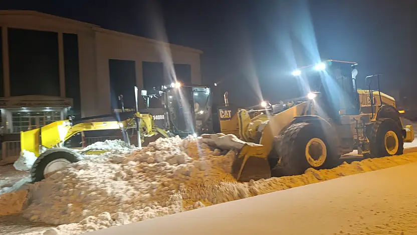 Atalay Caddesi'ndeki kar temizliği gün boyu devam etti