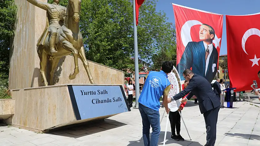 Atatürk'ü Anma ve Gençlik Günü Ağrı'da törenle kutlandı