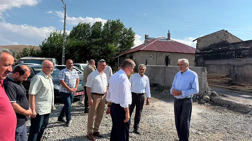 Badilli Köyü'nde evi yanan aileyi Rektör Gülçin yalnız bırakmadı