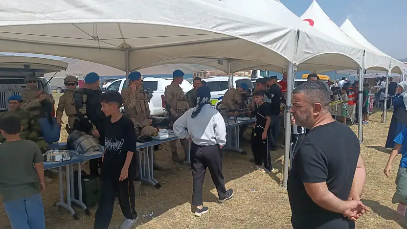 Balık Gölü Şenliklerinde jandarma standına yoğun ilgi