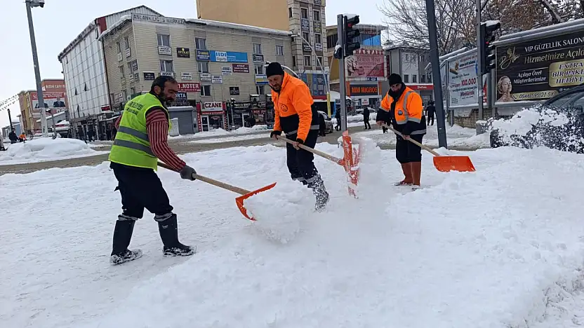 Belediye ekipleri yaya yollarında çalışmalarını sürdürüyor