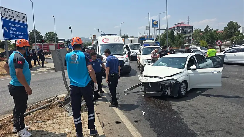 Bingöl-Muş bulvarında iki otomobil çarpıştı: 3 yaralı