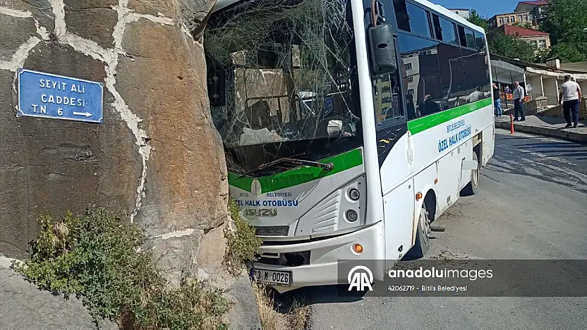 Bitlis'te belediye otobüsü kale duvarına çarptı: 5 yaralı