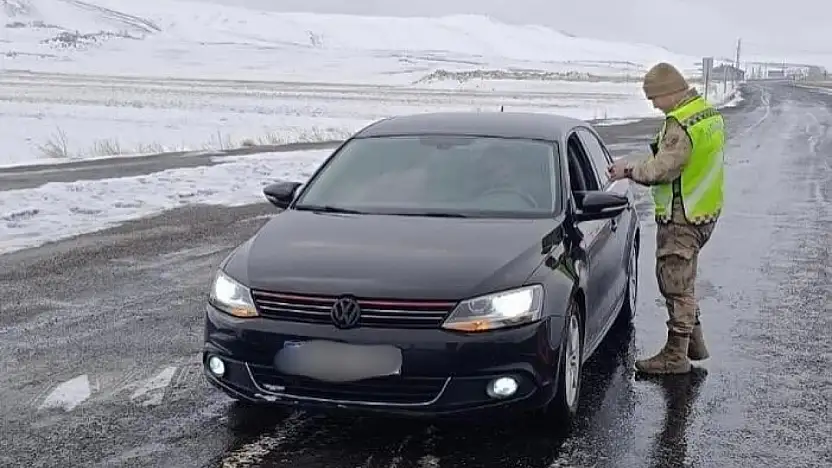 Buzlanma riskine karşı Patnos'ta trafik ekipleri sahada