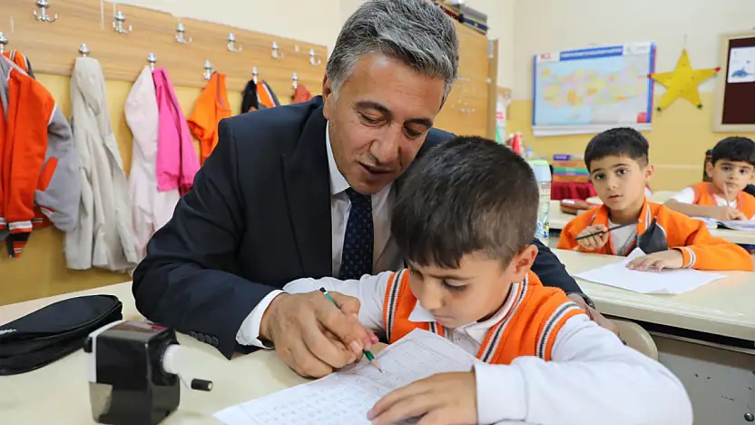 Çakan öğrencilerin sırasına oturdu, derslerine ortak oldu