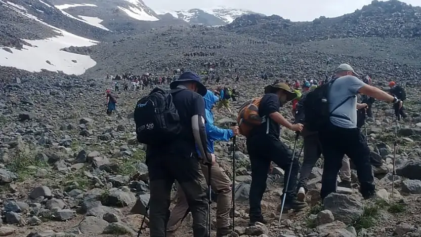 Çeçen dağcılar Ağrı Dağı zirvesinde şükür secdesi yaptı