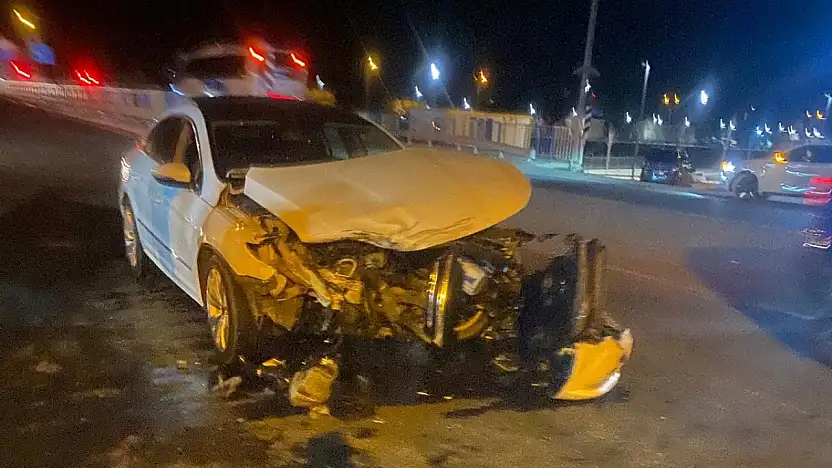 Cezaevi köprüsü üzerinde kontrolden çıkan araç refüje çarptı