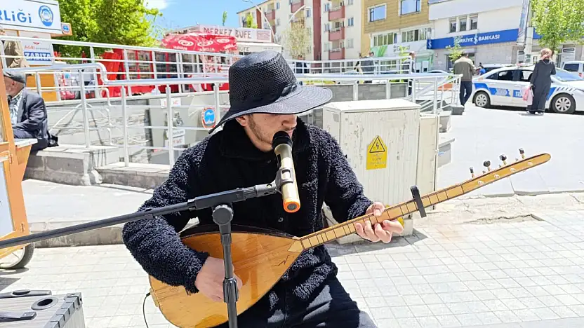 Cumhuriyet Caddesi'nde bağlama sesi yükseldi