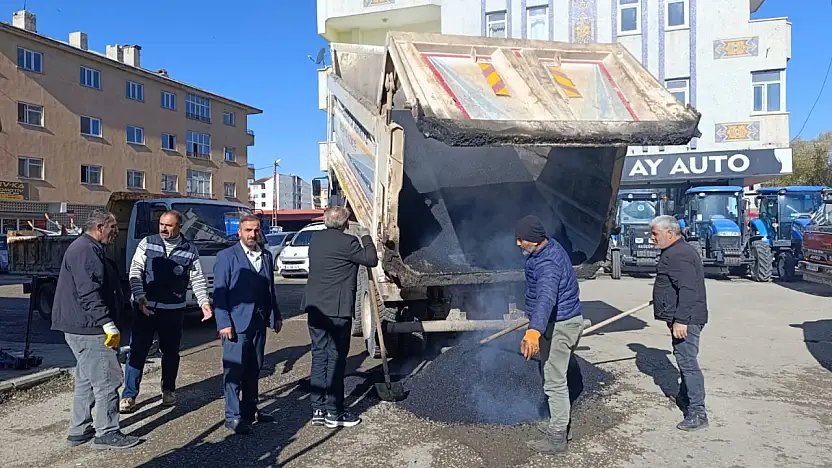 Cumhuriyet Mahallesi'nde çukurlar onarılıyor