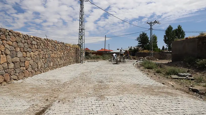 Dalbahçe Köyü 5 bin 500 metrekare parke taşına kavuşuyor