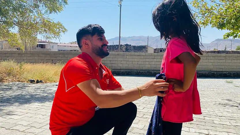 Demirtepe Köyünde Kızılay sürprizi: Çocuklar mutlu, gönüllüler gururlu