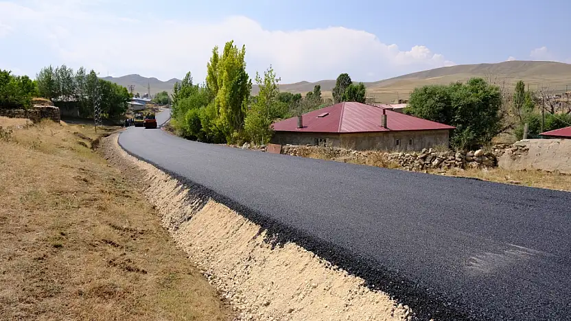 Diyadin Atayolu köy yolu sıcak asfaltla yenilendi