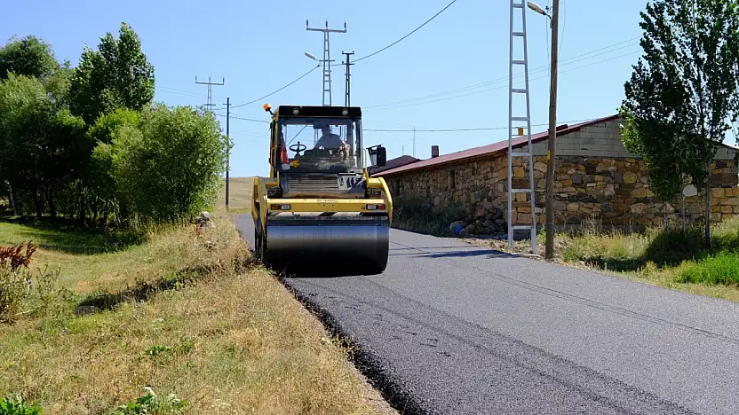 Diyadin'de 14 kilometrelik yol sıcak asfaltla yenileniyor