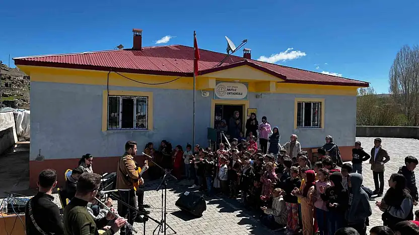 Diyadin'de gönüllü öğretmenler miniklere konser verdi
