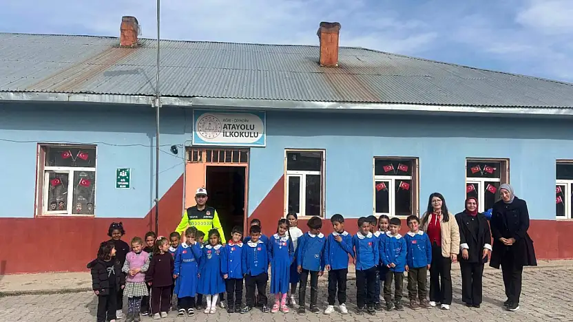 Diyadin'de jandarma ekipleri minik öğrencilere trafik kurallarını anlattı