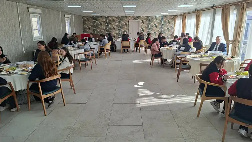 Diyadin'de Kaymakam Korkusuz, gençlerin gelecek hayallerini dinledi