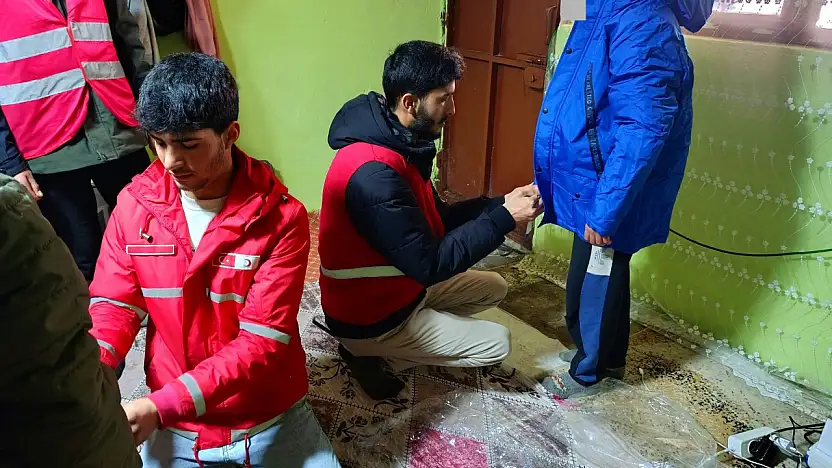 Diyadin Kızılay'dan gıda ve kışlık giyim desteği