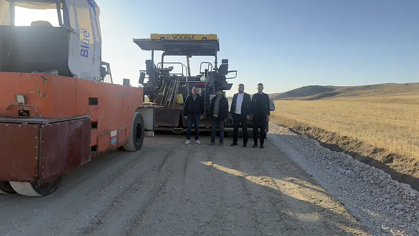 Diyadin'de köy yolları yenileniyor, talepler sahada dinleniyor