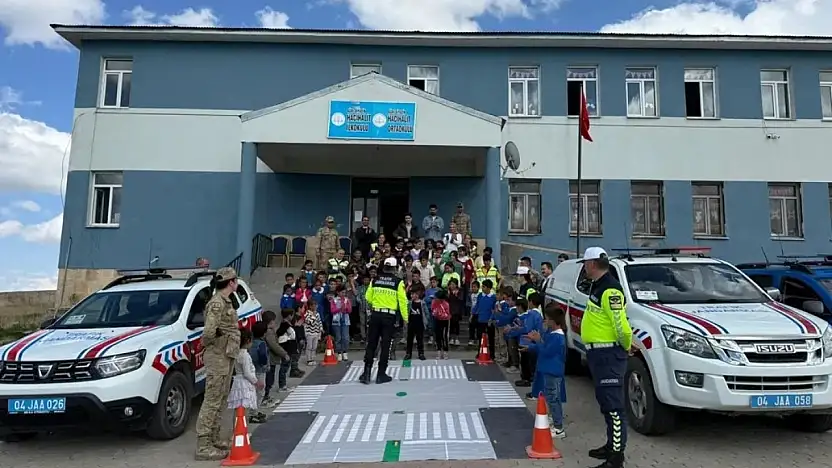 Diyadin'de miniklere emniyet kemerinin önemi anlatıldı
