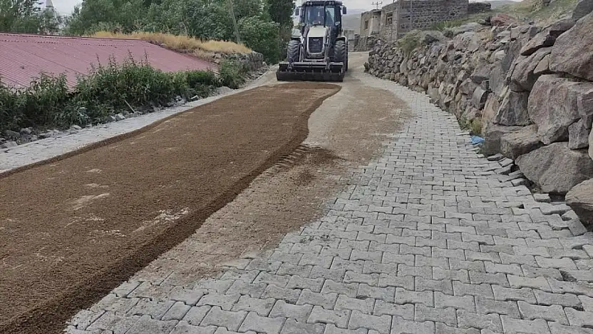 Diyadin'e bağlı Ulukent Köyü'nde parke taşı çalışmaları tamamlandı