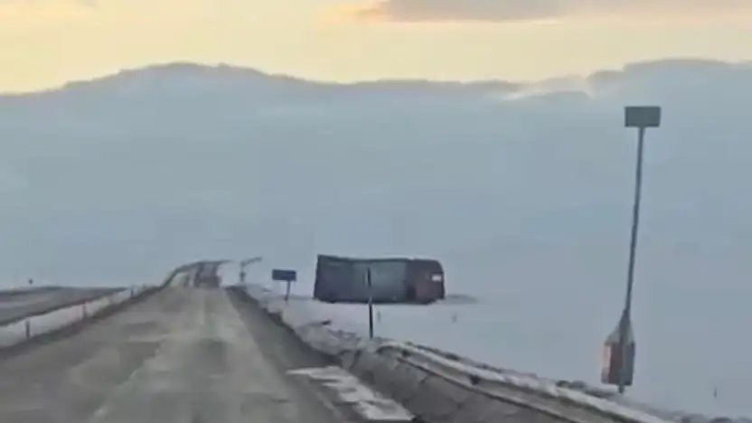 Diyadin ile Taşlıçay arasında trafik alarmı: Tır yan yattı