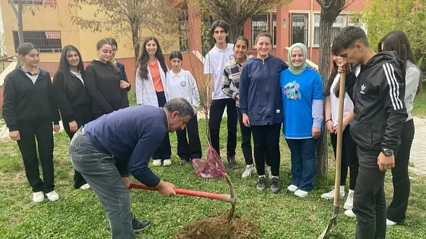 Doğubayazıt Rıza Ertuğrul Eryılmaz Anadolu Lisesi öğrencileri meyve ağacı dikti