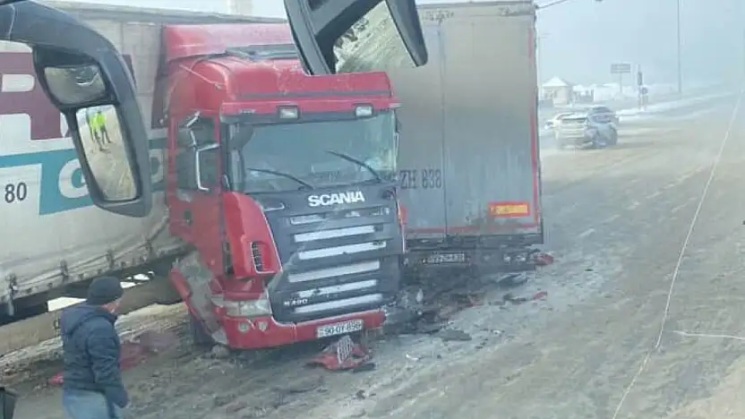 Doğubayazıt-Ağrı karayolunda makas atan tır trafiği birbirine kattı