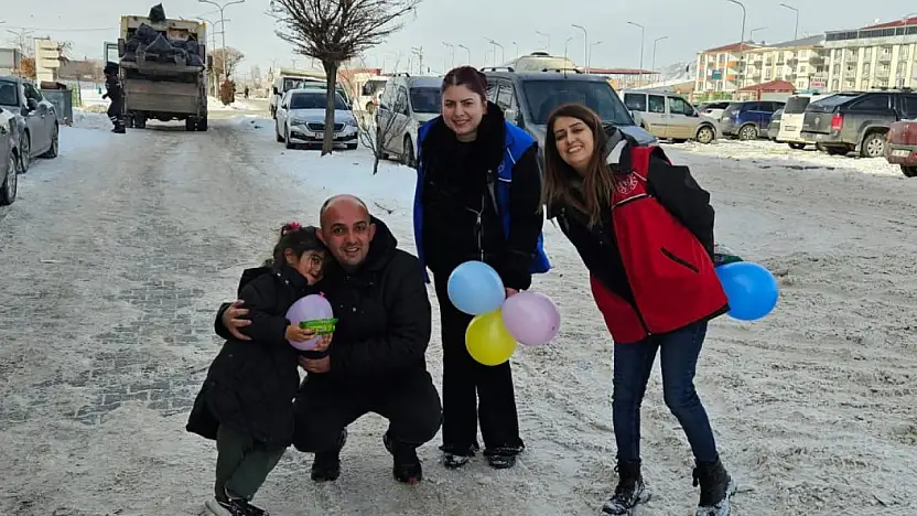 Doğubayazıt Gençlik Merkezi, hastanedeki çocuklara moral verdi