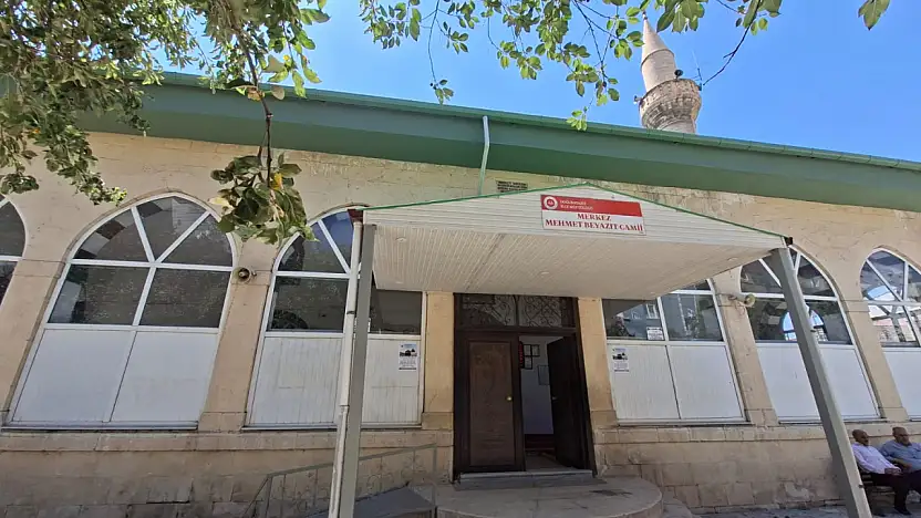 Doğubayazıt'ın 71 yıllık Merkez Beyazıt Camii yenilendi