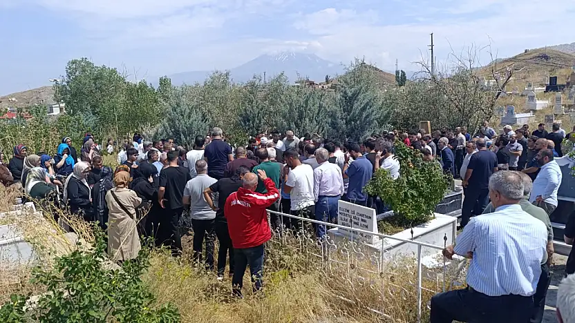 Doğubayazıt'ın sevilen kanaat önderi Eryılmaz son yolculuğuna uğurlandı