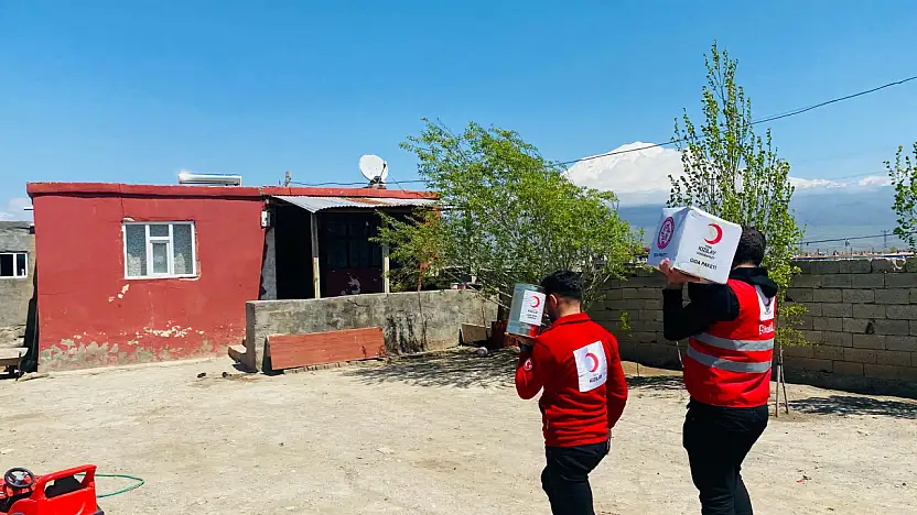 Doğubayazıt Kızılay gıda paketlerini ihtiyaç sahiplerine ulaştırıldı