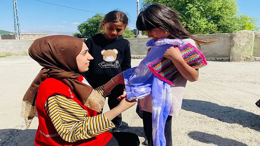 Doğubayazıt Kızılay gönüllüleri çocukları sevindirdi