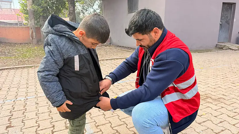 Doğubayazıt Kızılay, Güllüce köyünde kışlık kıyafet dağıttı