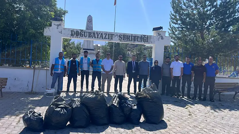 Doğubayazıt'ta 15 Temmuz öncesi şehitlikte anlamlı temizlik çalışması