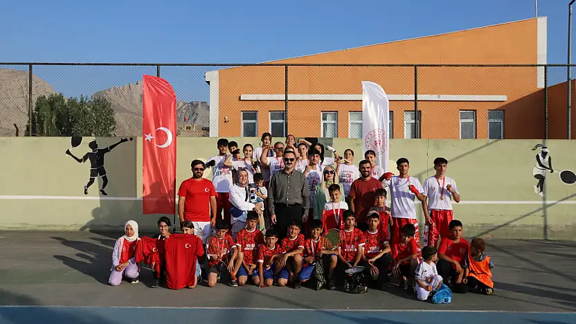Doğubayazıt'ta AGAH Projesi'nde başarılı sporcular ödüllendirildi