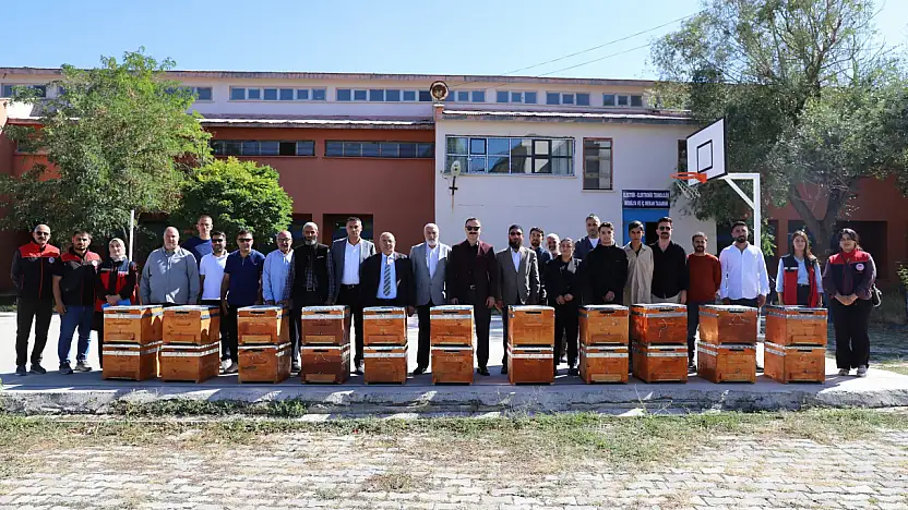 Doğubayazıt'ta arıcılara 108 kovan desteği sağlandı