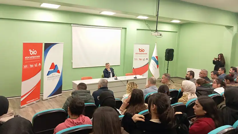 Doğubayazıt'ta 'Bilim Kafe' söyleşisinde Osmanlı tarihi konuşuldu