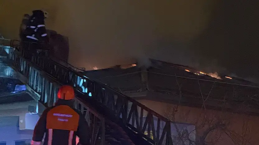 Doğubayazıt'ta bir evin çatısı alevlere teslim oldu