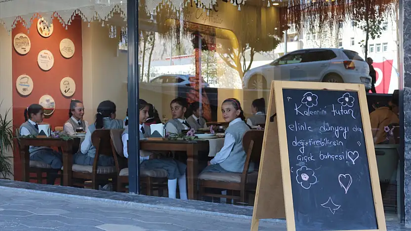 Doğubayazıt'ta bir restoran kız çocuklarının gülüşleriyle doldu