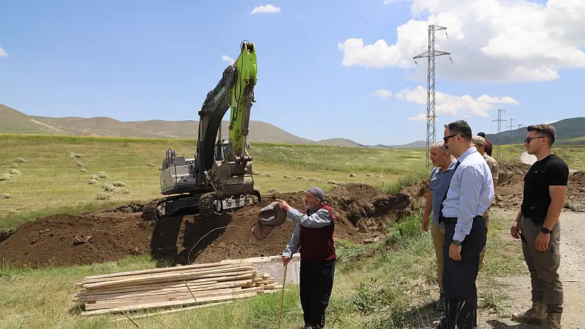 Doğubayazıt'ta Çetenli-Dağdelen Grup Yolu asfalt öncesi güçlendiriliyor