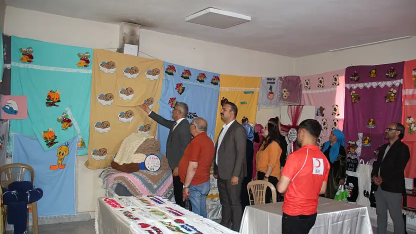 Doğubayazıt'ta Çiftlik Köy Yaşam Merkezi'nde kursiyerlerin sergisi düzenlendi