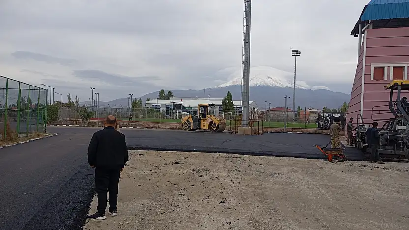 Doğubayazıt'ta çocukluğun izlerini taşıyan stadyum yolu asfalta kavuştu